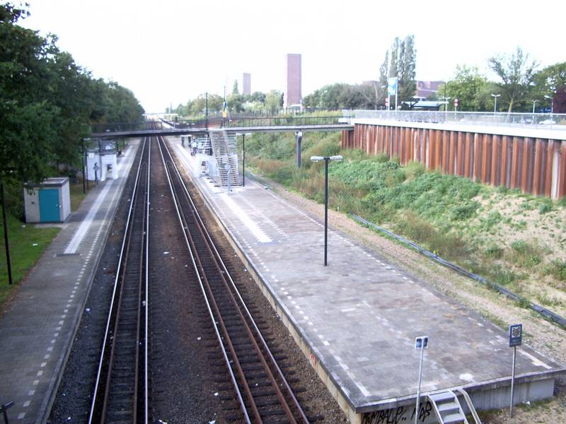 Station Nijmegen Heyendaal, gezien naar het noorden. September 2006.