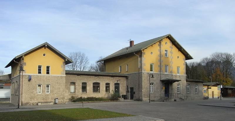 Der Bahnhof von Brannenburg von Westen gesehen.