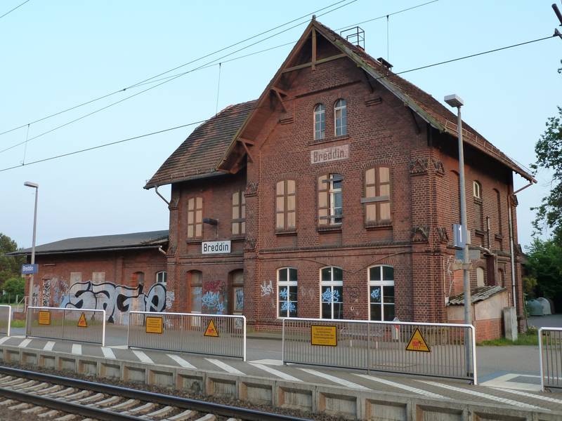 Breddin station, station building and freight shed, line Berlin-Hamburg