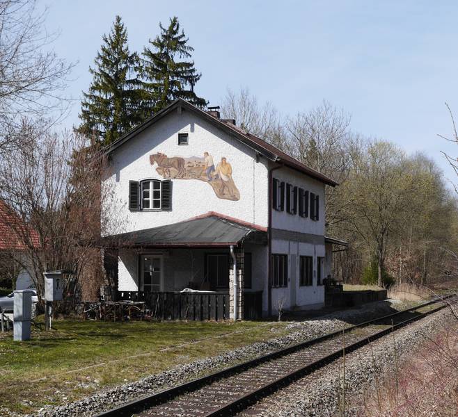 Empfangsgebäude des stillgelegten Bahnhofs Greifenberg von der Gleisseite
