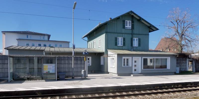 Raubling (DE), ehemaliges Bahnhofsgebäude von Ostsüdosten (Gleisseite) gesehen.