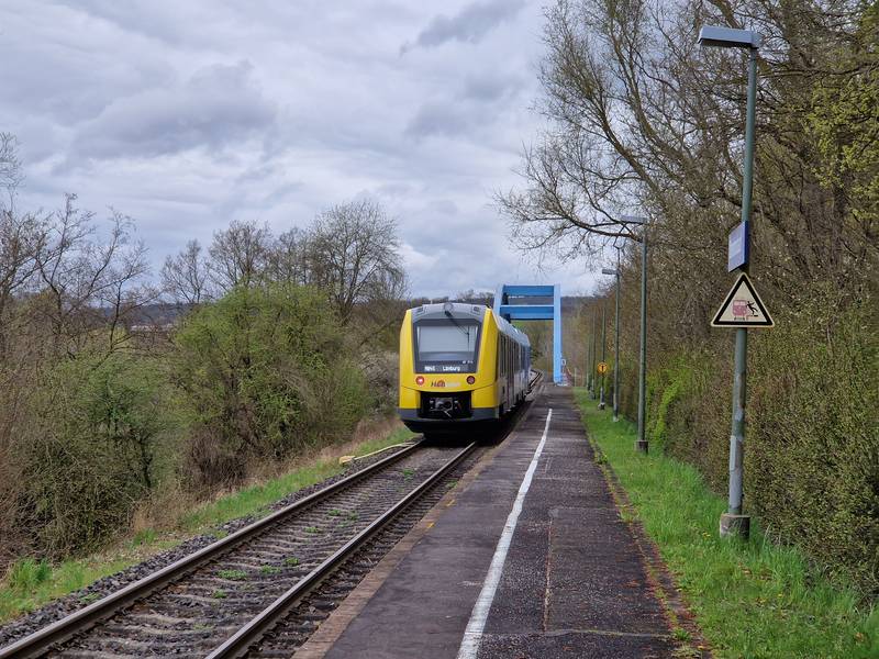 VT 711 der Hessischen Landesbahn am Haltepunkt Oberbimbach.