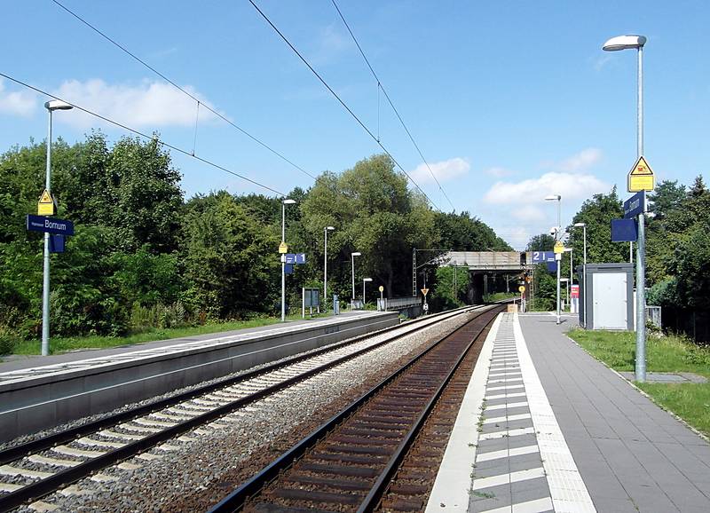 Station Hannover der S-Bahn Hannover. Im Hintergrund die Brücke der Güterumgehungsbahn.