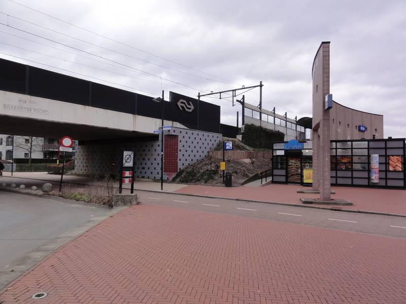 Nijmegen Dukenburg station en viaduct Brabantse poort