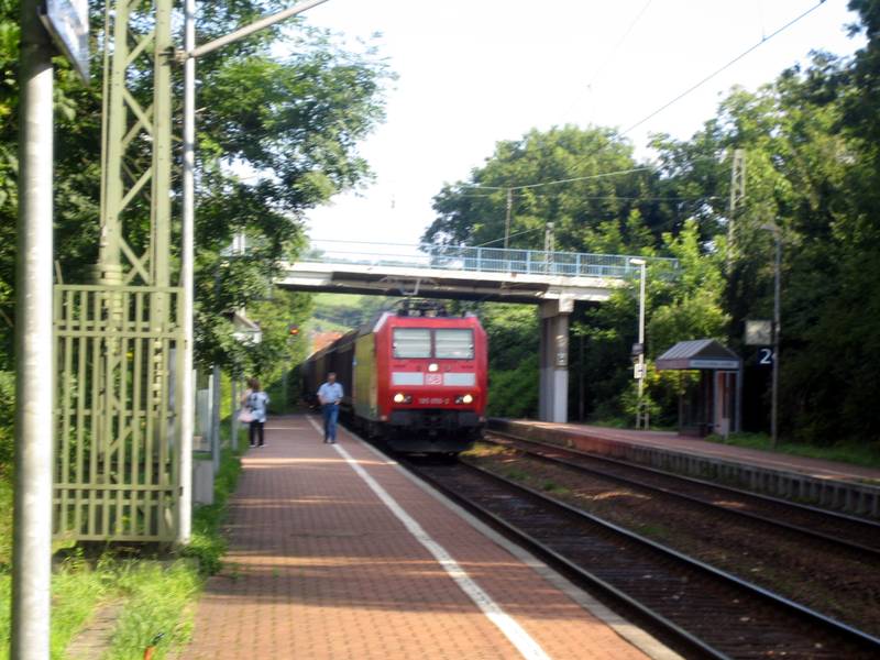 Güterzug bei der Durchfahrt durch den Hp. Heidelsheim Nord