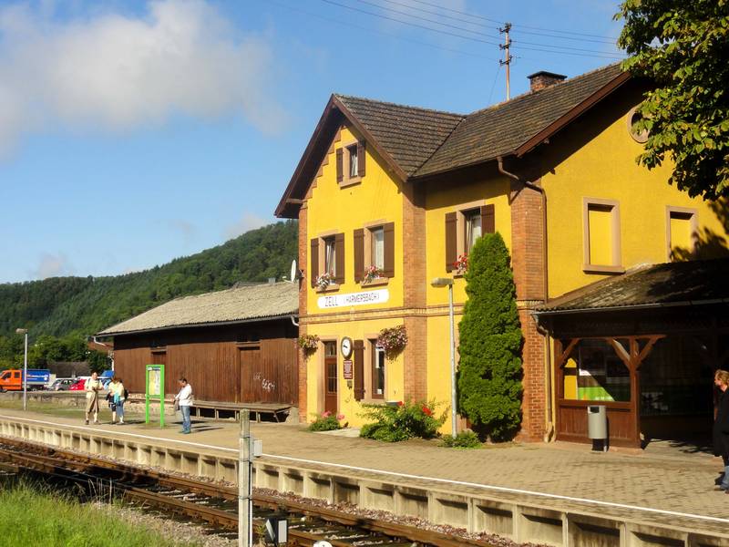 Zell am Harmersbach, Bahnhof, Blick von Südosten.