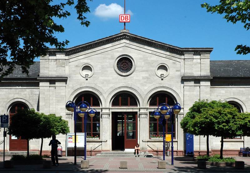 middle part of Lauda station building.