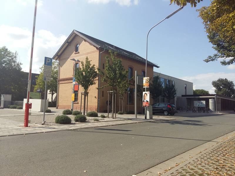 Bahnhof Groß-Umstadt (Mitte) der Odenwaldbahn in der St.- Peray-Straße in Groß-Umstadt.