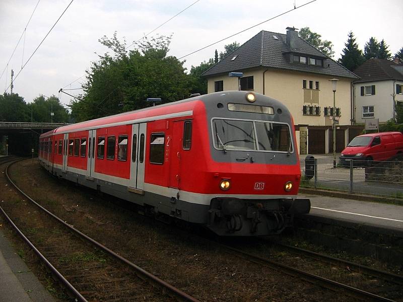 Einfahrende S-Bahn in Essen-Werden.