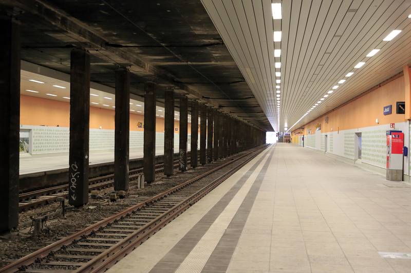J40 681 Bf Halle-Neustadt, Bahnsteige.jpg