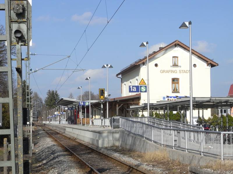 Haltestelle "Grafing Stadt" der S-Bahn München.