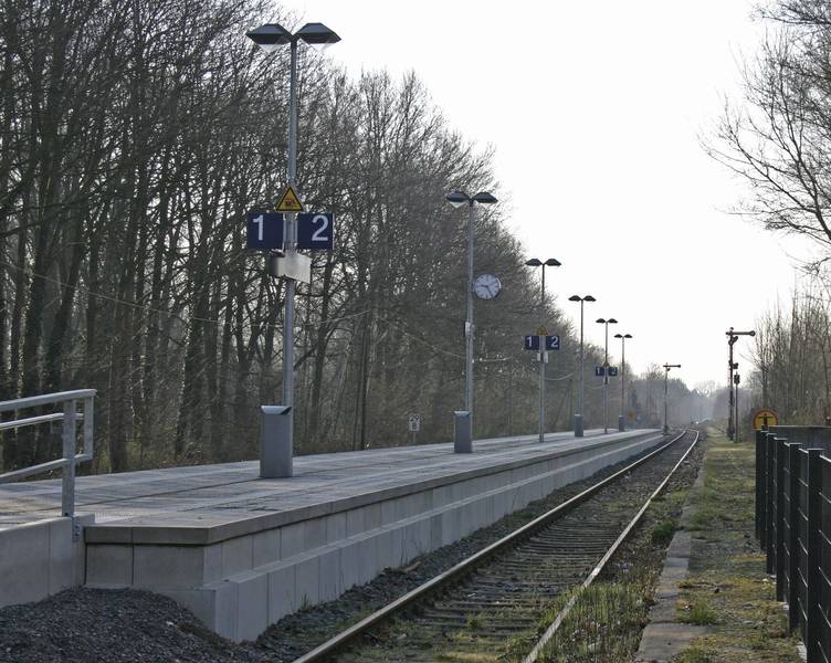 Bf Rhade: Blick auf den Bahnhof vom Bü Gemener Straße aus.