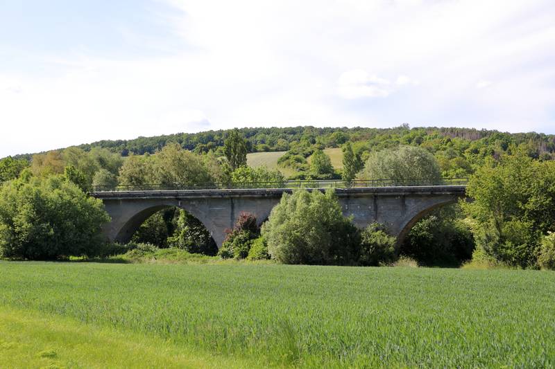 Die Eisenbahnbrücke Weikersheim überquert den Fluss Tauber und den Taubertalradweg bei Weikersheim.