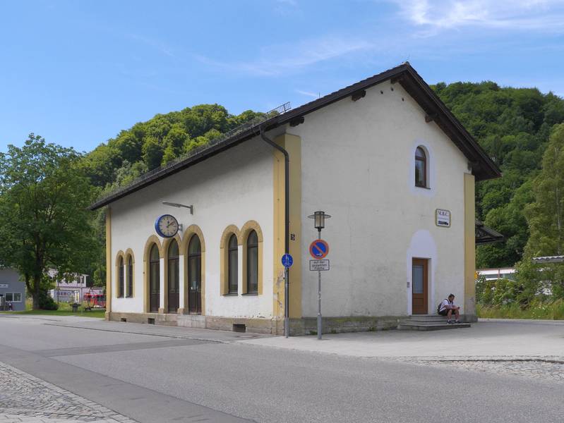 Empfangsgebäude des Bahnhofs Peißenberg von der Straßenseite