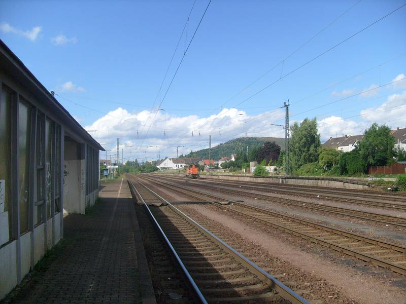 Ensdorf bahnhof mit bergehalde.JPG