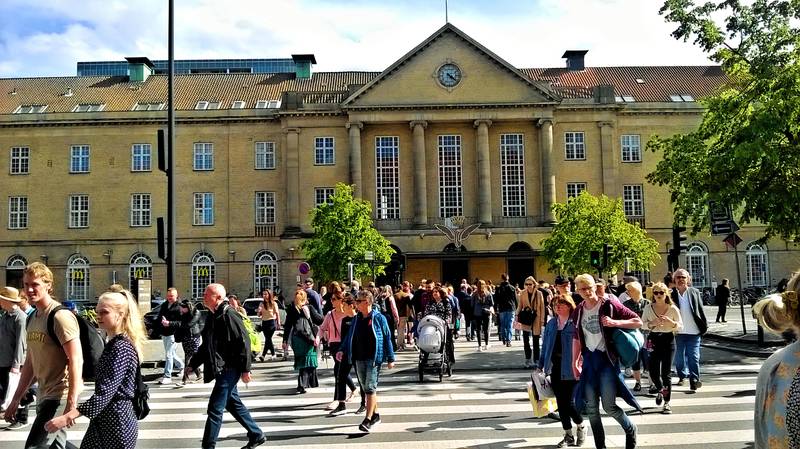 Banegårdspladsen Aarhus med Hovedbanegården. Maj 2019