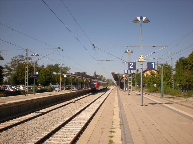 Mittelbahnsteige des S-Bahnhofs Deisenhofen mit S20 nach Pasing