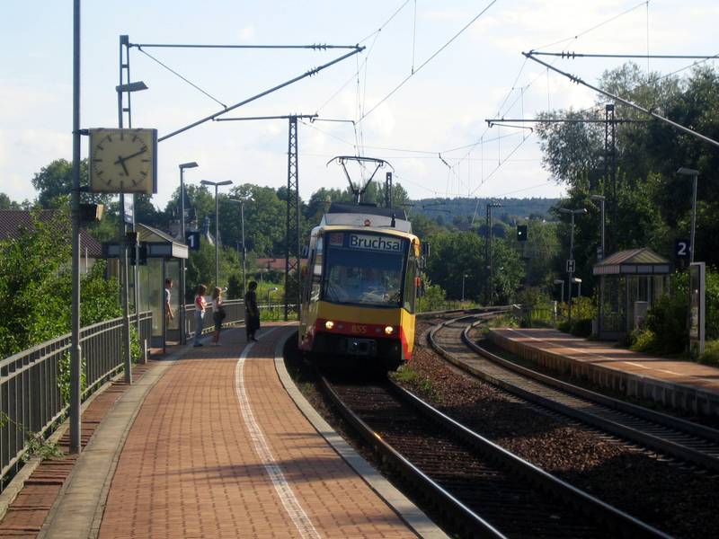 Stadtbahn im Hp. Gondelsheim-Schlossstadion