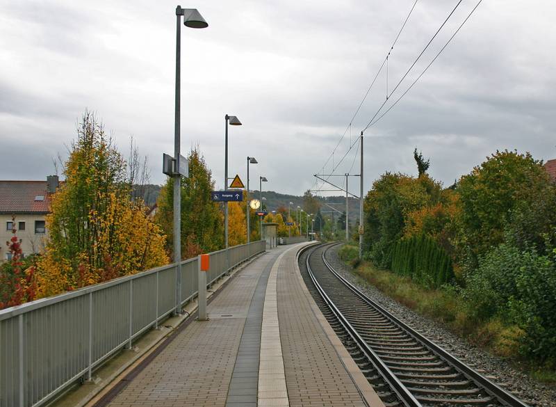 Hp Sinzing: Bahnsteig in Blickrichtung Ingolstadt.