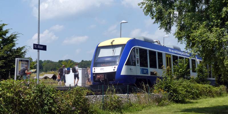 Dießen am Ammersee, Bahnhaltepunkt St. Alban von Südosten gesehen.