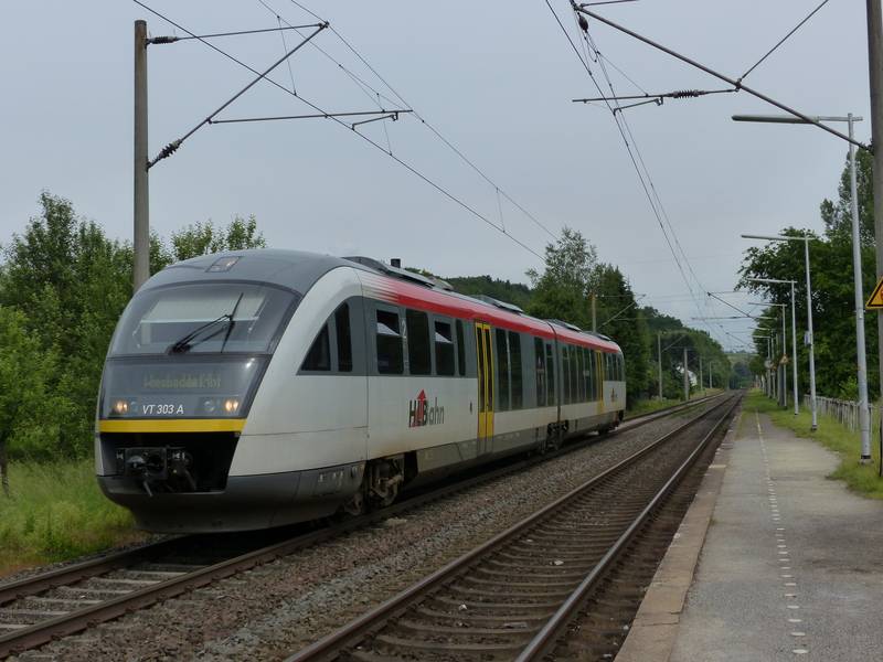 Bahnhof Lindenholzhausen. Triebwagen der HLB