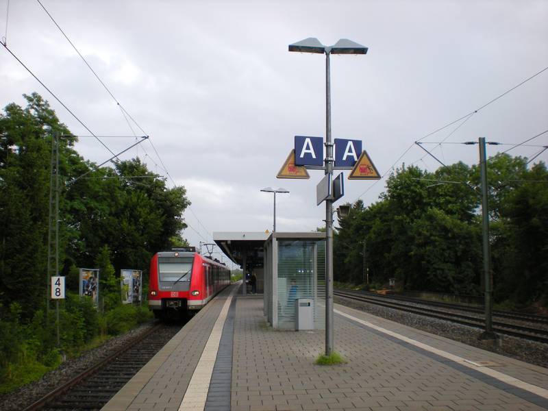 Bahnsteig des S-Bahnhofs Gronsdorf mit S4 zum Münchner Ostbahnhof