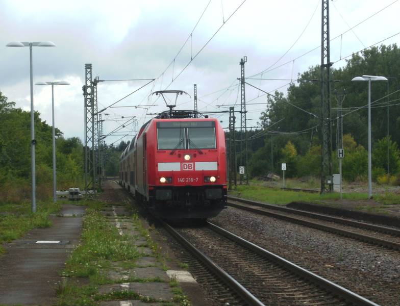 Regional-Express Singen-Stuttgart fährt in den Bahnhof Eutingen im Gäu ein