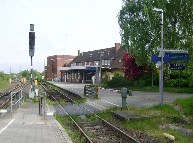 Tho old station building of Büchen, seen from the platform between track 40 and 41.