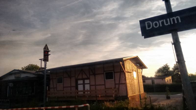 Bahnhofsschild Dorum 170709.jpg