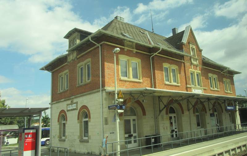 Empfangsgebäude Giengen (Brenz), am 13. August 2016 durch ein Zugfenster aufgenommen.