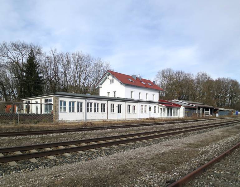 ehemaliges Empfangsgebäude des Bahnhofs Epfenhausen von der Gleisseite im Jahr 2014