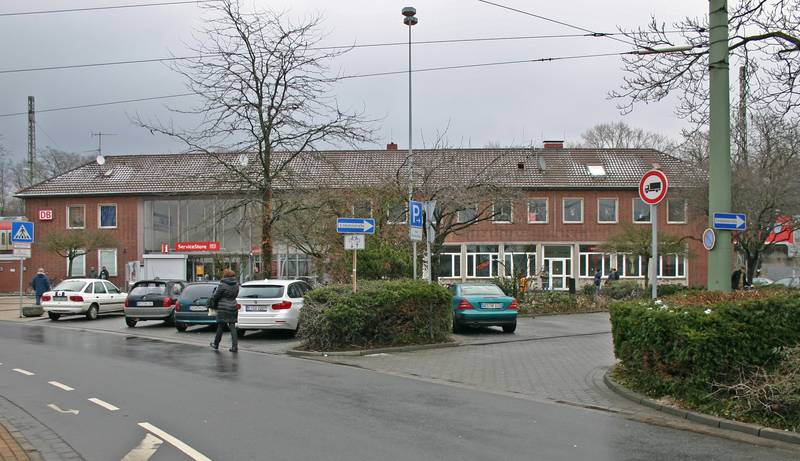 Bf Dinslaken: Empfangsgebäude von der Straßenseite.