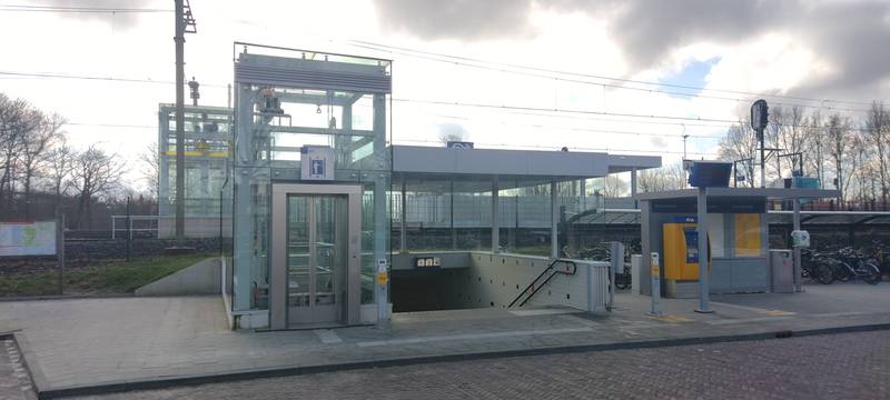 Station facilities at Driehuis train station.