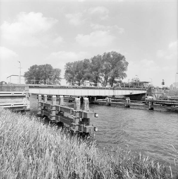 SPOORBRUG OVER MERWEDEKANAAL: Exterieur OVERZICHT