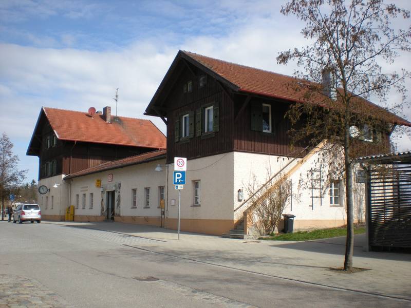 denkmalgeschütztes Empfangsgebäude des Bahnhofs Dießen von der Straßenseite