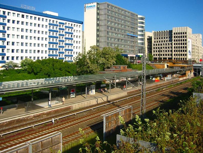 S-Bahn Berlin Landsberger Allee total.jpg