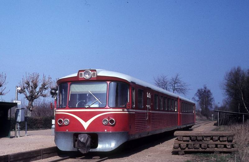 Ein Triebzug HHGB Helsingør Hornbæk Gilleleje Banen hält 653909.jpg