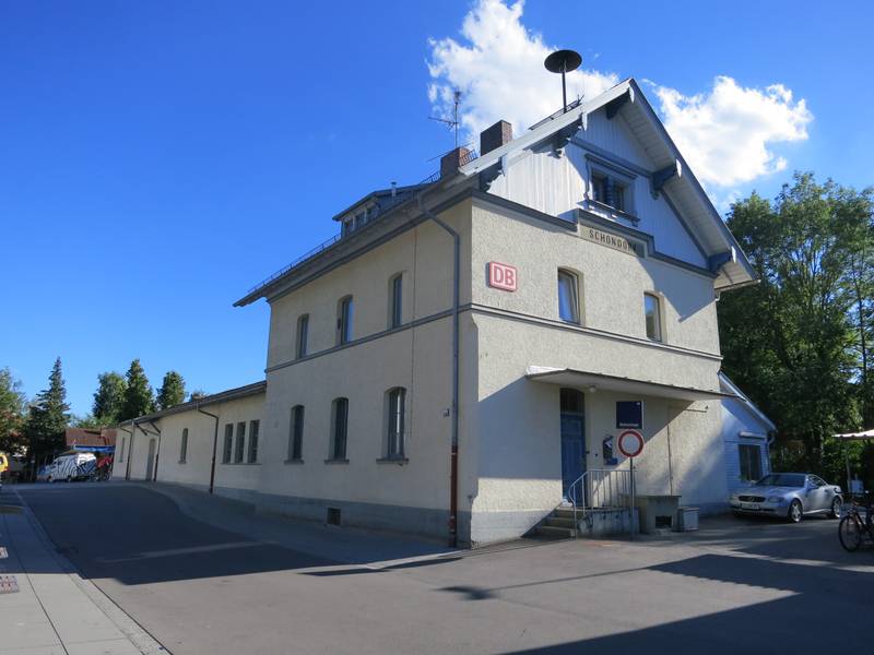 Empfangsgebäude des Bahnhofs Schondorf (Bay) von der Straßenseite