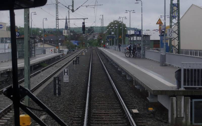Bahnsteig von Sinsheim Museum/Arena aus der Perspektive eines einfahrenden Zuges.