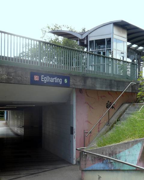 Eglharting, S-Bahnhof von Osten gesehen. Von außerhalb des Bahngeländes fotografiert.