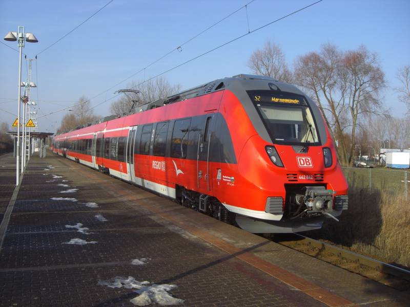 BR 442 als S2 nach Warnemünde bei der Ausfahrt aus Rostock-Marienehe, 05.02.2014