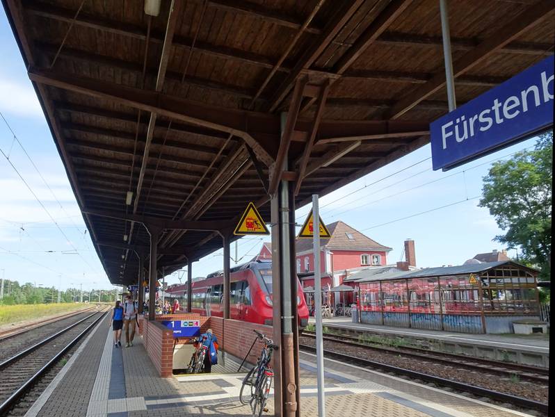 Bahnhof Fürstenberg (Havel), Mittelbahnsteig und Empfangsgebäude