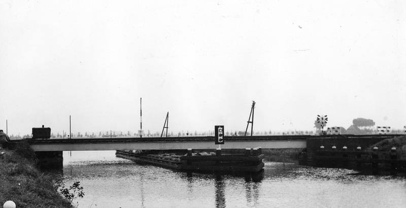Gezicht op de spoorbrug (draaibrug) over de Smildervaart (Drentsche Hoofdvaart) bij Meppel.