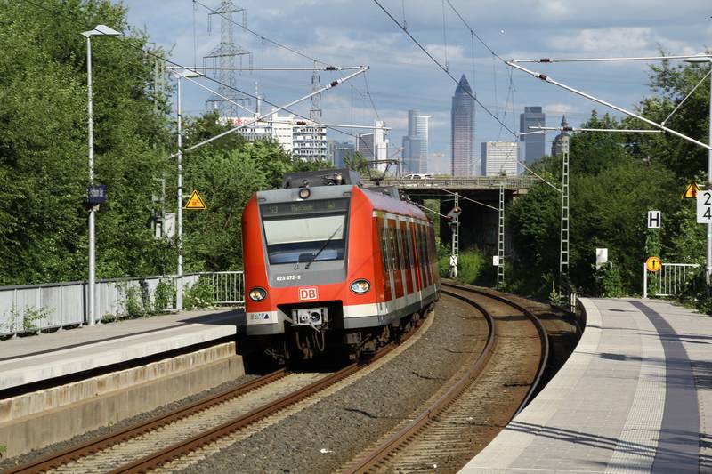 S3 train approaching Eschborn Süd station
