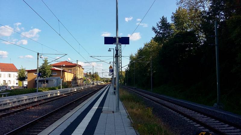 Blick über alle Bahnsteige und Gleise des Bahnhofs Steinsfurt.