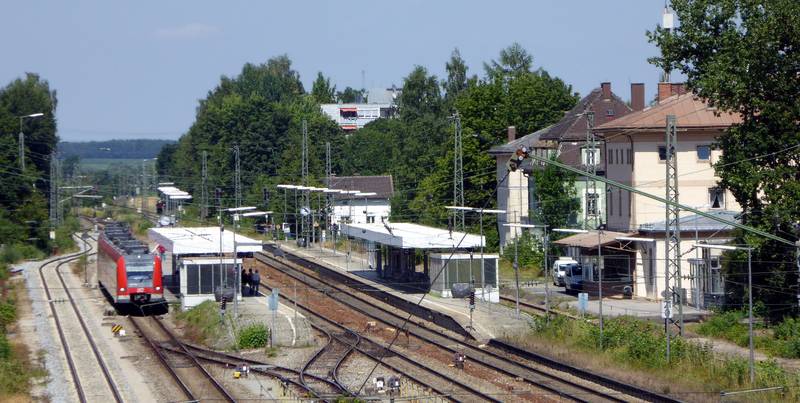 Da Bahnhof vo Markt Schwom, mit aran Es-Bahn-Zug, vo Westn xeng.