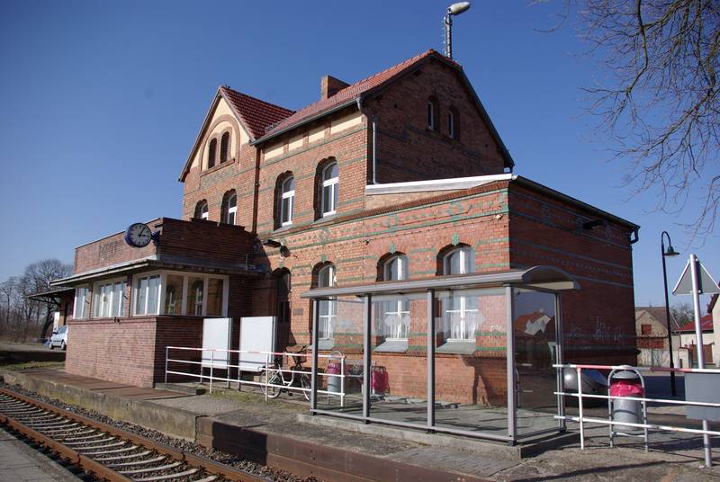 Fredersdorf in der Gemeinde Heidesee in Brandenburg. Der Bahnhof steht unter Denkmalschutz.