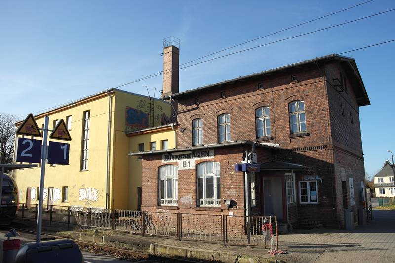 Denkmalgeschütztes Empfangsgebäude am Bahnhof Rövershagen.