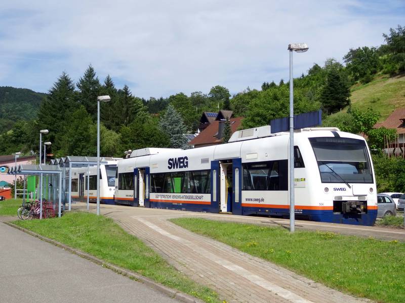 Oberharmersbach-Riersbach, Bahnhof, VT 504 der SWEG vor der Abfahrt nach Biberach.