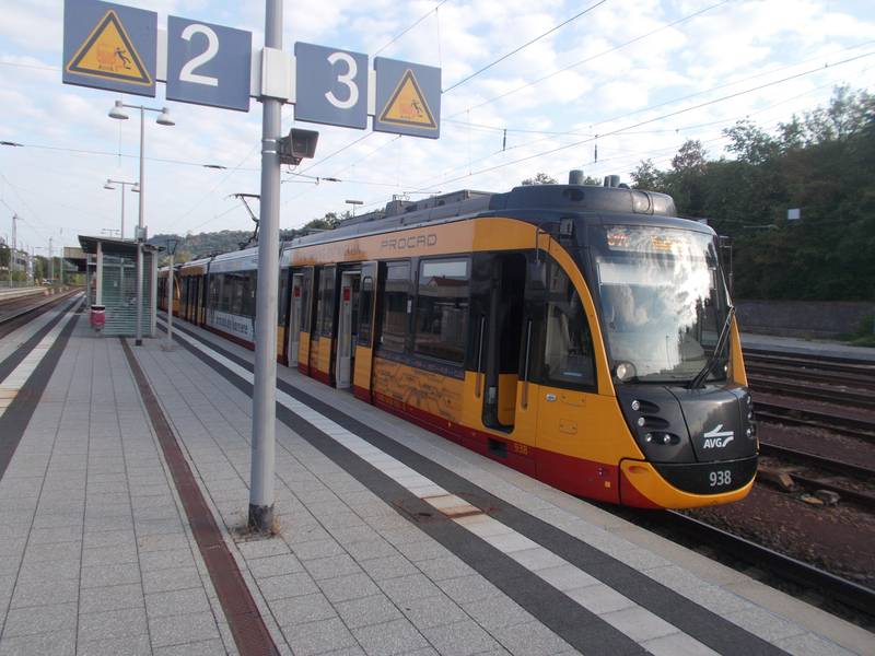 Stadtbahnwagen der Straßenbahn Karlsruhe/Heilbronn im Bahnhof Mosbach Neckarelz
